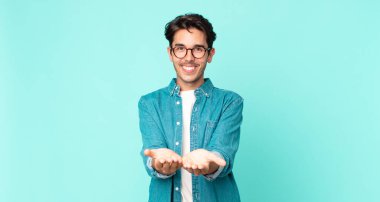 İspanyol yakışıklı, güler yüzlü, arkadaş canlısı, kendinden emin, olumlu bakışlı, bir nesne ya da konsept sunan ve gösteren bir adam.