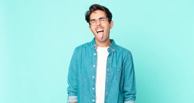 İspanyol yakışıklı, neşeli, kaygısız, asi tavırlı, şakacı ve dilsiz, eğlenen.