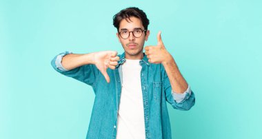 İspanyol yakışıklı adam kafası karışık, bilgisiz ve kararsız hissediyor, iyi ve kötü seçenekleri farklı seçeneklerde tartıyor.