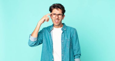 İspanyol yakışıklı adam şaşkın ve şaşkın hissediyor, deli, deli ya da aklını kaçırmış olduğunu gösteriyor.