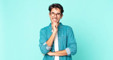 İspanyol yakışıklı adam gülümsüyor, hayattan zevk alıyor, mutlu, arkadaş canlısı, tatmin olmuş ve tasasız.