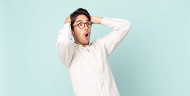 İspanyol asıllı, ağzı açık yakışıklı bir adam korkunç bir hata yüzünden dehşete düşmüş ve şok olmuş görünüyor.