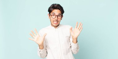 İspanyol yakışıklı adam gergin, endişeli ve endişeli görünüyor, benim hatam olmadığını söylüyor yoksa ben yapmadım. 