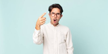 Kızgın agresif bir ifadeyle kameraya bakan İspanyol yakışıklı bir adam kızgın, çılgın bir patron gibi görünüyor.