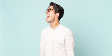 İspanyol yakışıklı adam öfkeyle bağırıyor, agresif bir şekilde bağırıyor, stresli ve sinirli görünüyor.