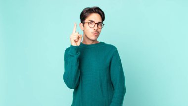 İspanyol yakışıklı bir adam, harika bir fikri fark ettikten sonra parmağını havaya kaldırıp 