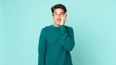 İspanyol yakışıklı adam şok olmuş ve ağzı açık halde yüz yüze inanamamaktan hayrete düşmüş.