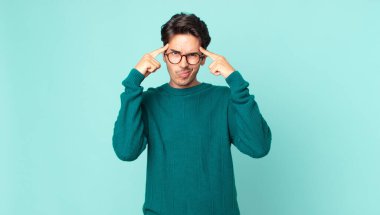 Ciddi ve konsantre görünümlü, beyin fırtınası yapan ve zorlu bir sorunu düşünen İspanyol yakışıklı bir adam.