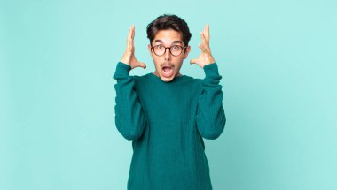 İspanyol yakışıklı adam elleri havada bağırıyor. Öfkeli, sinirli, stresli ve üzgün.