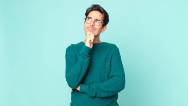 İspanyol yakışıklı düşünen, kuşkulu ve kafası karışık, farklı seçenekleri olan, hangi kararı vereceğini merak eden bir adam.