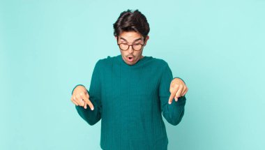 İspanyol yakışıklı adam şoke olmuş, ağzı açık ve şaşkın bakıyor ve şaşkınlık ve şaşkınlık içinde.