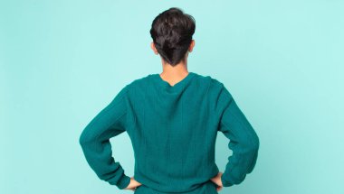 Hispanik yakışıklı adam kafası karışık ya da dolu ya da şüphe ve sorular, merak, elleri kalçasında, dikiz görüşlü