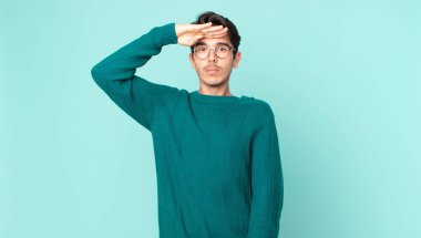 İspanyol yakışıklı adam kameraya askeri bir selamlama ile selam veriyor. Şeref ve vatanseverlik göstererek saygı gösteriyor.