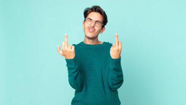 İspanyol yakışıklı adam kışkırtıcı, agresif ve müstehcen hissediyor. İsyankar bir tavırla orta parmağını hareket ettiriyor.