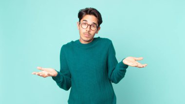 İspanyol yakışıklı adam şaşkın ve şaşkın hissediyor, doğru cevap veya karardan emin değil, bir seçim yapmaya çalışıyor.