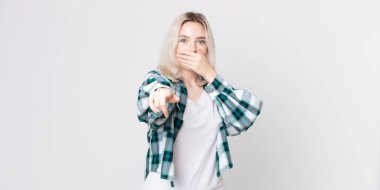 Güzel albino kadın sana gülüyor, kamerayı gösteriyor ve seninle dalga geçiyor ya da alay ediyor.