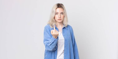 Oldukça albino bir kadın kızgın, sinirli, asi ve agresif hissediyor, orta parmağını hareket ettiriyor, karşı koyuyor.