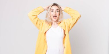 Güzel albino kadın mutlu, kaygısız, arkadaş canlısı ve rahat görünüyor. Hayattan ve başarıdan keyif alıyor, olumlu bir tavırla.