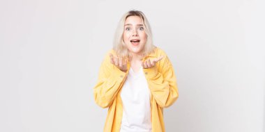 Güzel albino kadın umutsuz ve hayal kırıklığına uğramış görünüyor, stresli, mutsuz ve sinirli, bağırıyor ve çığlık atıyor.