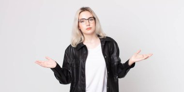 Oldukça albino bir kadın kafası karışık ve kafası karışık, doğru cevap ya da karardan emin değil, bir seçim yapmaya çalışıyor.