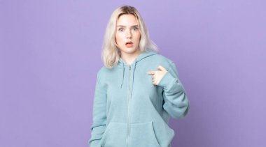 Kafası karışmış, kafası karışmış ve kendine güveni olmayan albino bir kadın.?