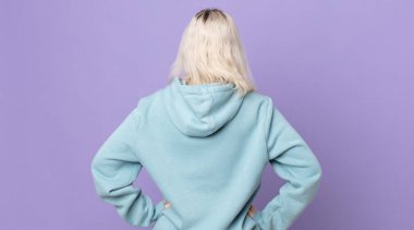 Güzel albino kadın kafası karışık ya da dolu hissediyor ya da şüphe ve sorular, merak ediyor, elleri kalçasında, dikiz aynasından