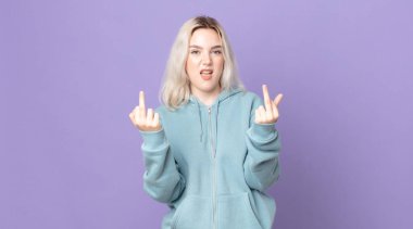 Oldukça albino bir kadın kışkırtıcı, agresif ve müstehcen hissediyor, isyankar bir tavırla orta parmağını hareket ettiriyor.