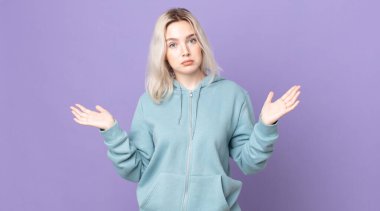 Oldukça albino bir kadın kafası karışık ve kafası karışık, doğru cevap ya da karardan emin değil, bir seçim yapmaya çalışıyor.