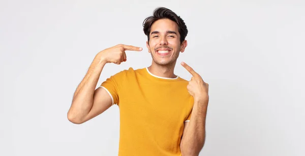 Hispanic Stilig Man Ler Tryggt Pekar Egen Bred Leende Positiv — Stockfoto