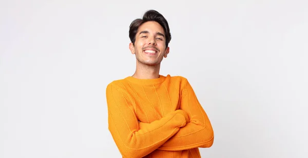 Hispanic Knappe Man Lachen Gelukkig Met Armen Gekruist Met Een — Stockfoto