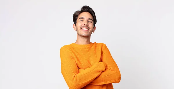 Hombre Guapo Hispano Riendo Felizmente Con Los Brazos Cruzados Con — Foto de Stock