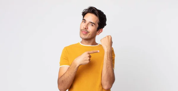 Hombre Guapo Hispano Mirando Impaciente Enojado Señalando Guardia Pidiendo Puntualidad — Foto de Stock