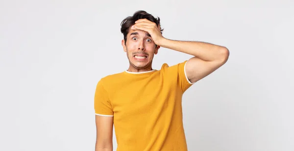 Hispanic Stilig Man Panik Över Bortglömd Deadline Känna Sig Stressad — Stockfoto