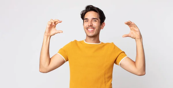 Hispanic Knappe Man Inlijsten Schetsen Van Eigen Glimlach Met Beide — Stockfoto