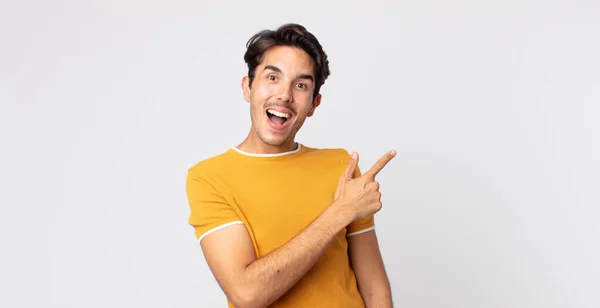 Hombre Guapo Hispano Mirando Excitado Sorprendido Señalando Hacia Lado Hacia — Foto de Stock