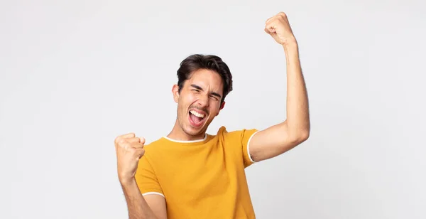 Hispânico Bonito Homem Gritando Triunfalmente Parecendo Animado Feliz Surpreso Vencedor — Fotografia de Stock