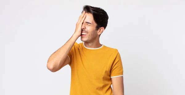 Hispânico Bonito Homem Rindo Batendo Testa Como Dizer Doh Esqueci — Fotografia de Stock