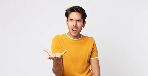 Hispânico Bonito Homem Olhando Irritado Irritado Frustrado Gritando Wtf Que — Fotografia de Stock