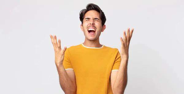 Hispanic Knappe Man Woedend Schreeuwen Gevoel Van Stress Geïrriteerd Met — Stockfoto