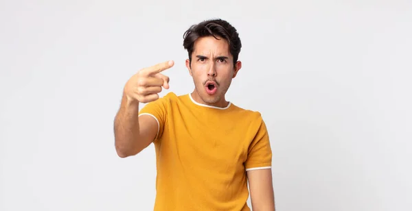 Hispânico Bonito Homem Apontando Para Câmera Com Uma Expressão Agressiva — Fotografia de Stock