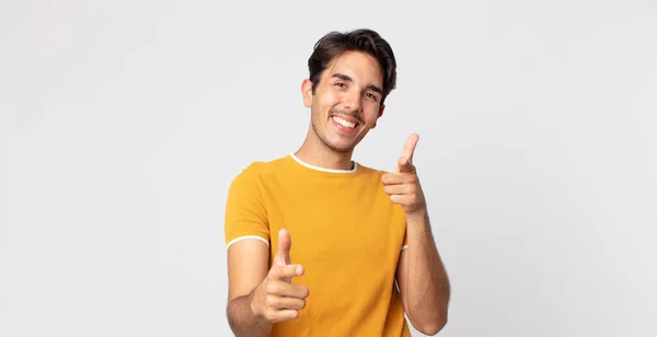 Hombre Guapo Hispano Sonriendo Con Una Actitud Positiva Exitosa Feliz —  Fotos de Stock