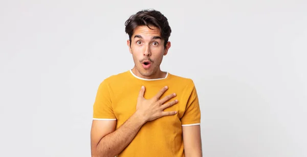 Hombre Guapo Hispano Sintiéndose Sorprendido Sorprendido Sonriendo Tomando Mano Corazón — Foto de Stock