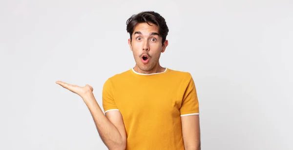 Hombre Guapo Hispano Mirando Sorprendido Sorprendido Con Mandíbula Caída Sosteniendo —  Fotos de Stock