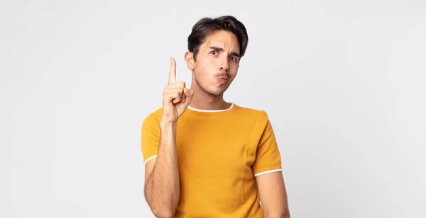 Латиноамериканец Красивый Мужчина Чувствующий Себя Гением Гордо Держащим Палец Воздухе — стоковое фото