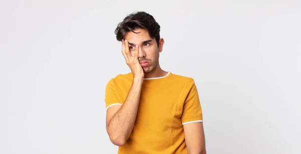 Homem Bonito Hispânico Sentindo Entediado Frustrado Sonolento Depois Uma Tarefa — Fotografia de Stock
