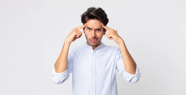 Homem Bonito Hispânico Com Olhar Sério Concentrado Brainstorming Pensar Sobre — Fotografia de Stock