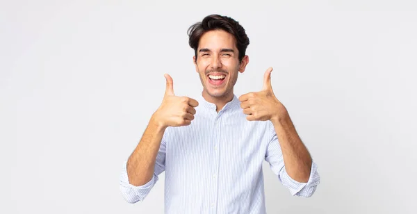 Hombre Guapo Hispano Sonriendo Ampliamente Mirando Feliz Positivo Seguro Exitoso —  Fotos de Stock