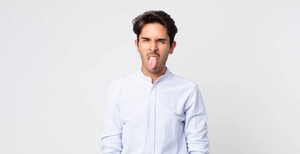 Hombre Guapo Hispano Sintiéndose Disgustado Irritado Sacando Lengua Detestando Algo — Foto de Stock