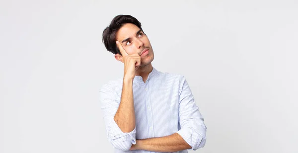 Homem Bonito Hispânico Com Olhar Concentrado Perguntando Com Uma Expressão — Fotografia de Stock