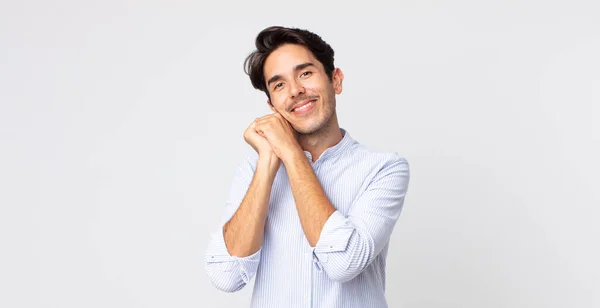 Hispanic Knappe Man Gevoel Liefde Zoek Schattig Schattig Gelukkig Romantisch — Stockfoto